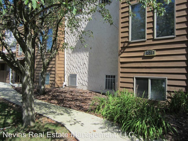 Building Photo - 728 Bellaire Ave