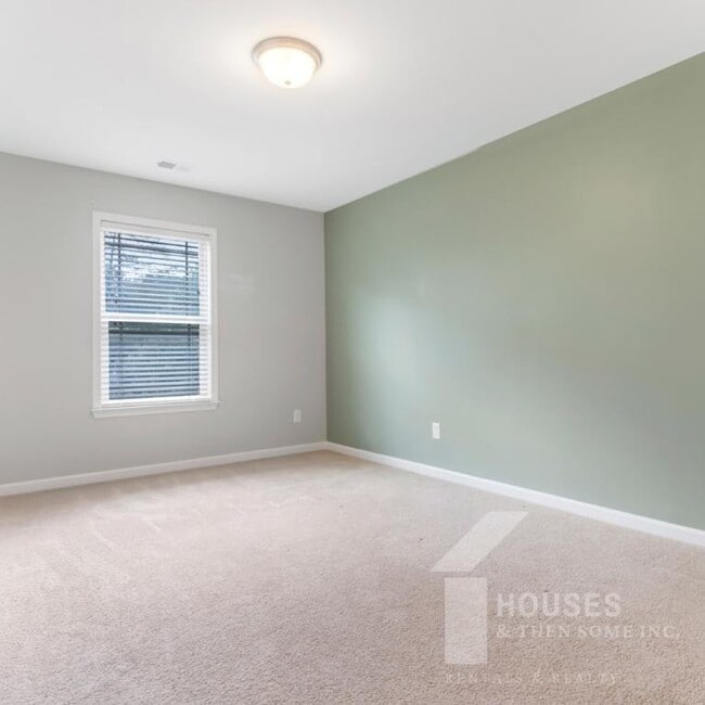 Building Photo - 70 Madeline Cir