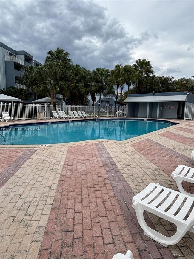 Building Photo - 9365 Fontainebleau Blvd