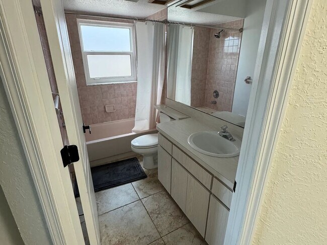 Building Photo - 3 Bed/2 Bath Clearwater Home with Pool: Av...