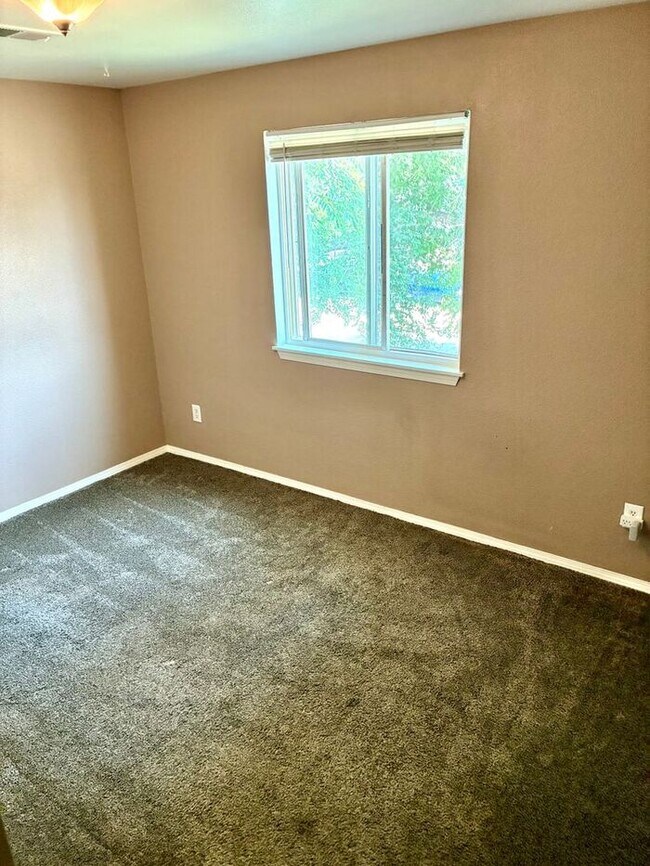 Building Photo - Move-In Special: 2 Weeks Free! Spacious 3 Bed, 1.5 Bath Apartment in Longmont