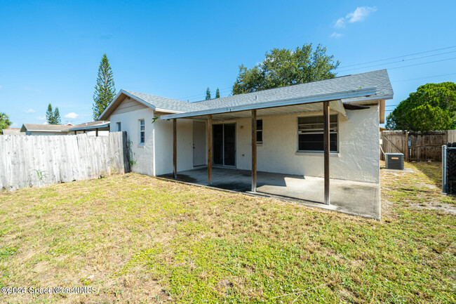 Building Photo - 653 School St