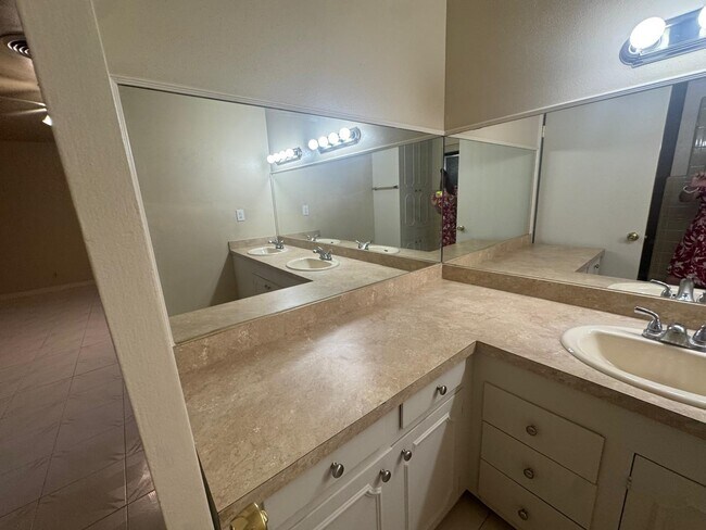 Building Photo - 302 Huisache Dr
