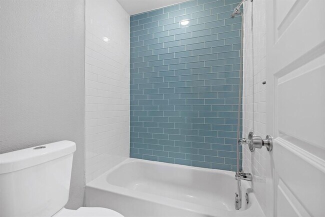 Building Photo - 3910 Hillside Dr