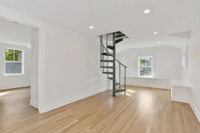 Building Photo - 134 Rowayton Ave