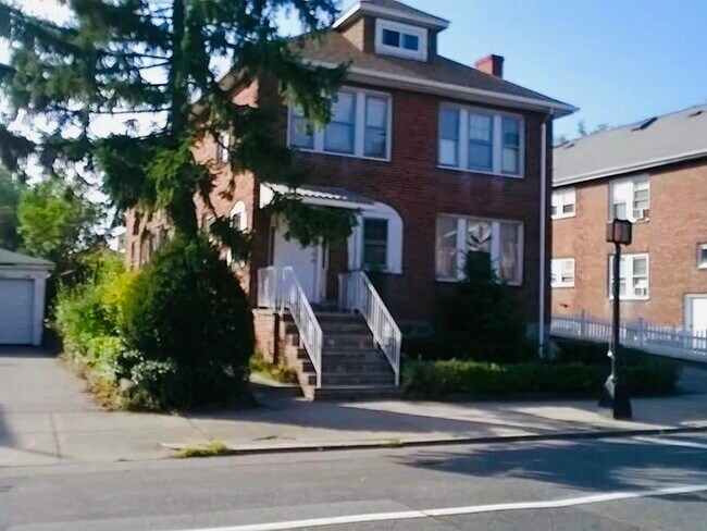 Building Photo - 151 Chestnut Hill Ave
