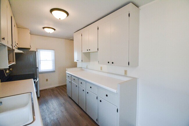 Building Photo - Bright & updated 2br Uptown home w/garage!
