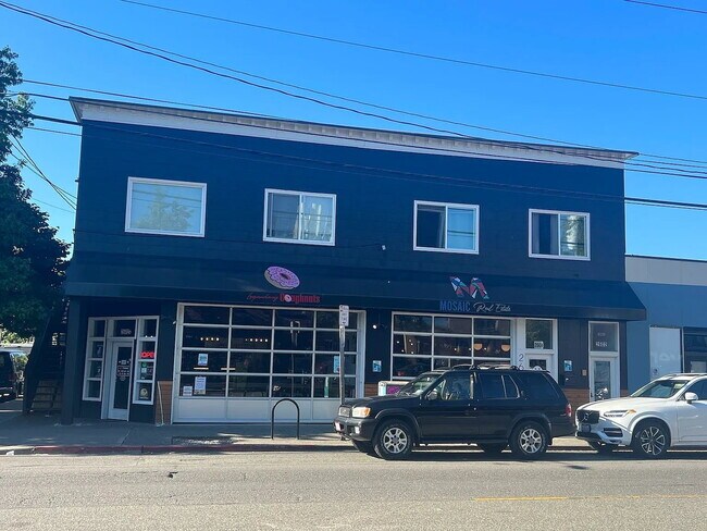 Building Photo - 2 Bedroom + Home Office - Apartment Available in Tacoma – Convenient Location!