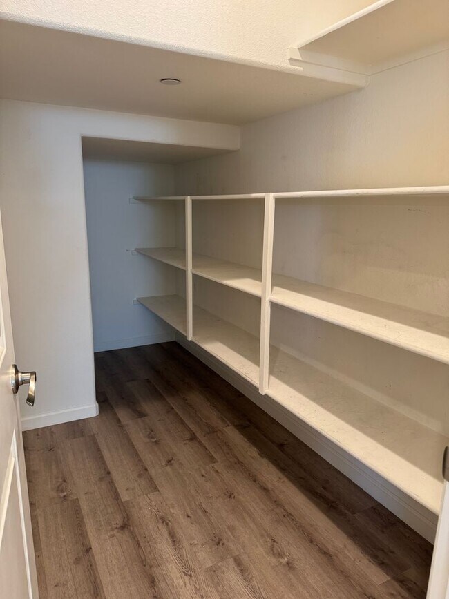 Building Photo - Beautiful 5 Bedroom, 3 Bathroom, 2800 Sqft...