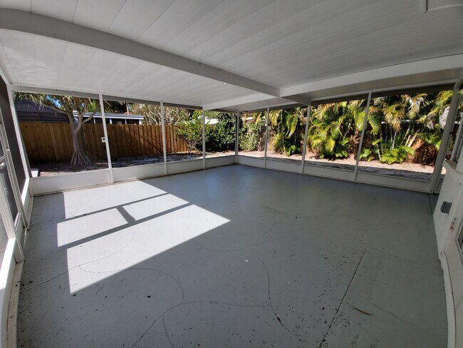 Building Photo - Stunning Pool Home in Sapphire Shores – West of the Trail Near the Ringling Museum