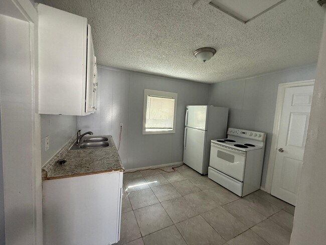 Building Photo - Fully Renovated 2/1 Single Family Available Now!