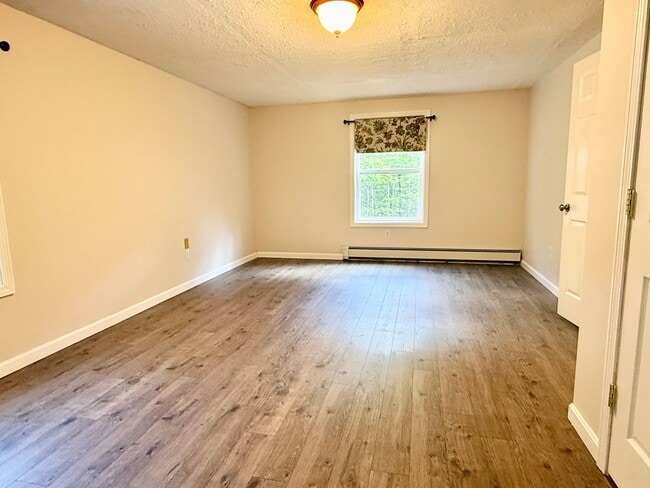 Building Photo - Sunny & Spacious 4 bedroom home