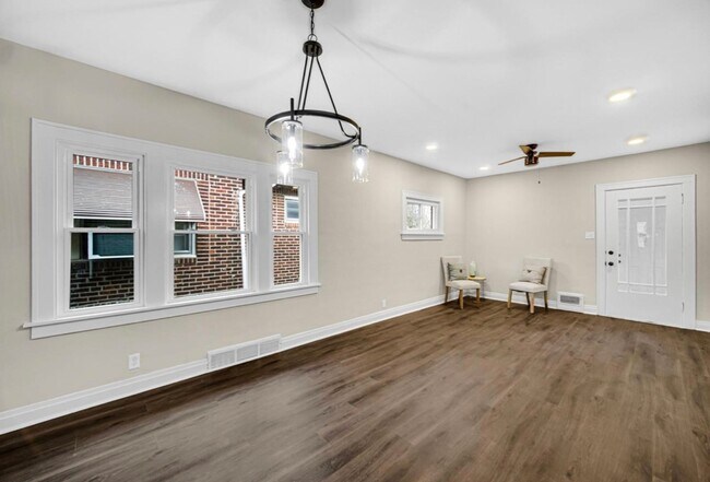 Building Photo - Large Home Totally Remodeled