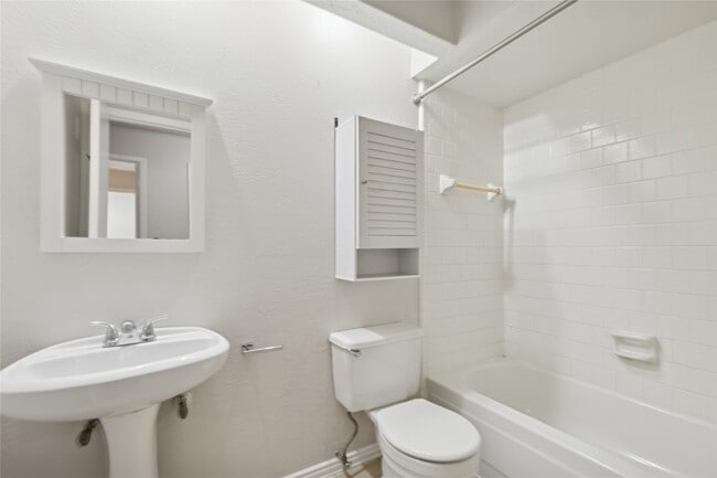 Building Photo - 8610 Lake Crystal Dr