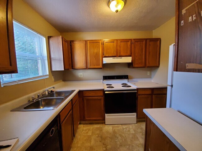 Building Photo - 4 Bedroom Available in July