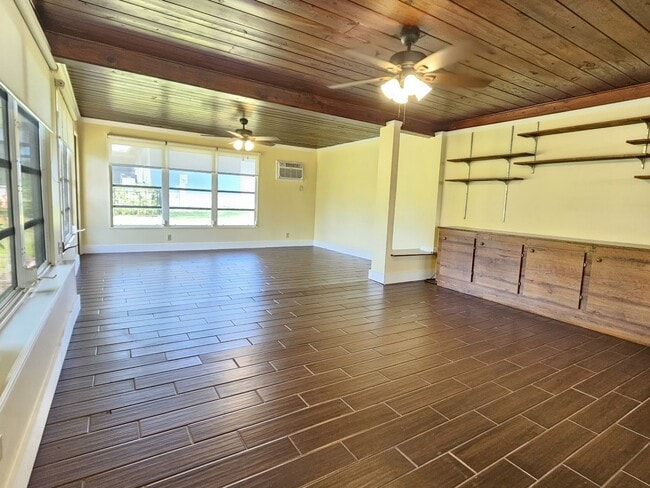 Building Photo - Venice Island – North of Venice Ave - Annual Single Family Home– Minutes from Venice Beach, Mains...