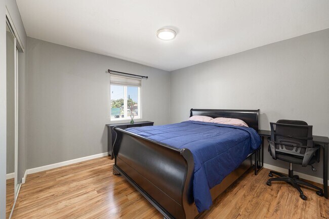Building Photo - Spacious 3-Bedroom Upgraded Attached Home ...