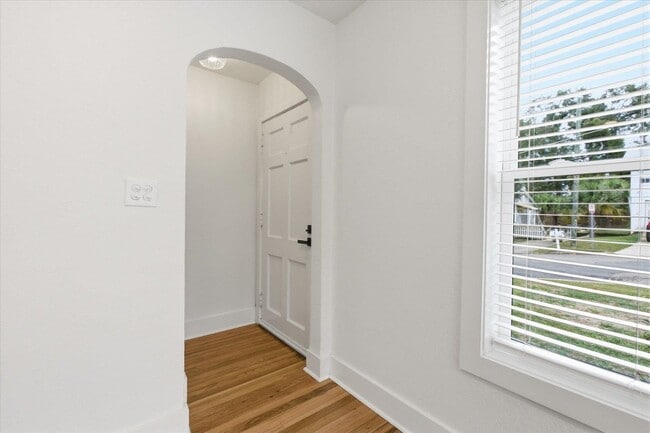 Building Photo - 421 E Jennings St