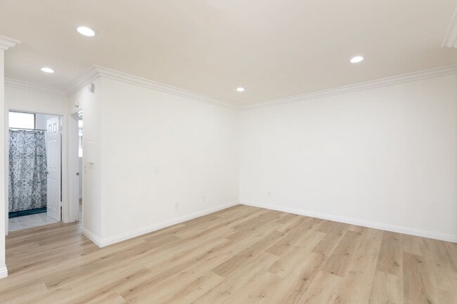 Building Photo - 6060 Fulton Ave