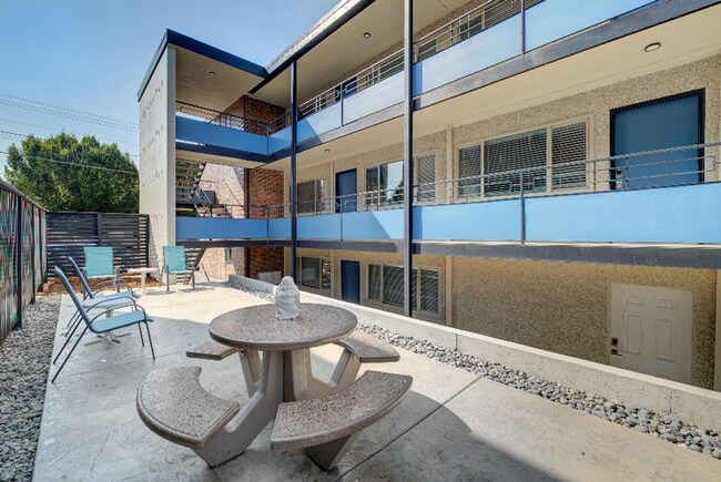 Building Photo - Amazing 2bed/1bath Corner Unit in Phinney ...