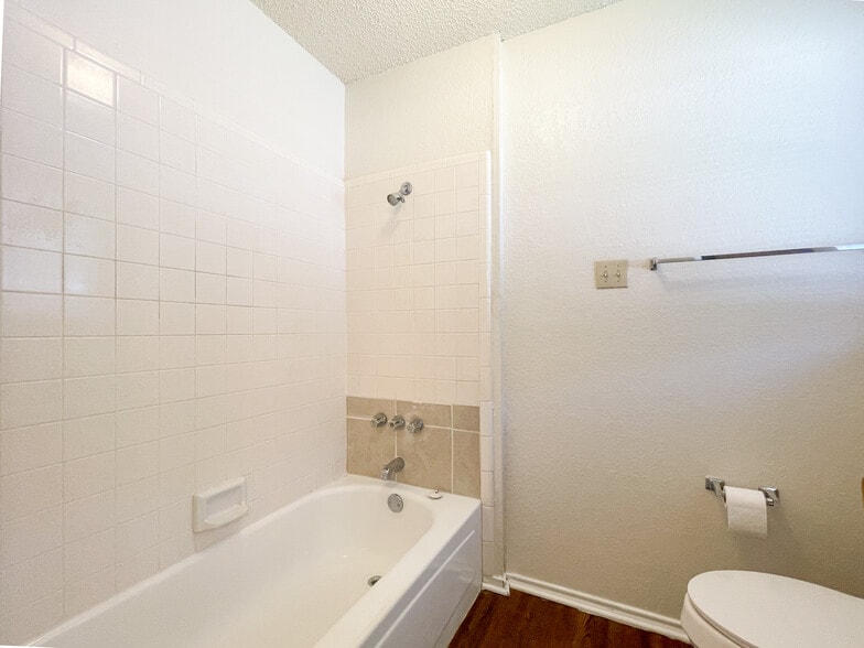 Building Photo - 2000 Ramada Dr