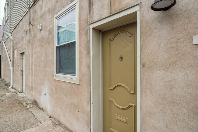 Building Photo - 2553 E Somerset St