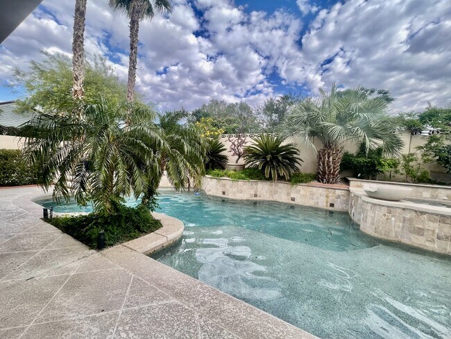 Building Photo - Luxurious 5-Bed, 4-Bath Fully Furnished Home in Henderson-