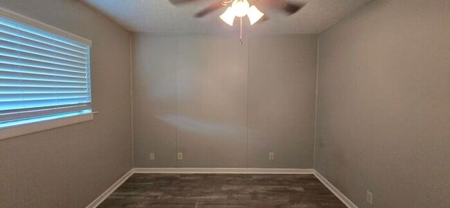 Building Photo - Available Now! Updated, Downstairs 2 Bedroom 1 Bath Apartment!