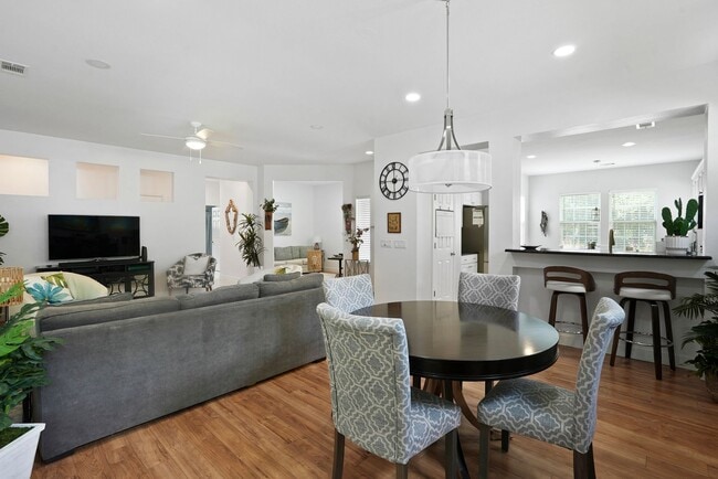 Building Photo - 211 Hampton Cir