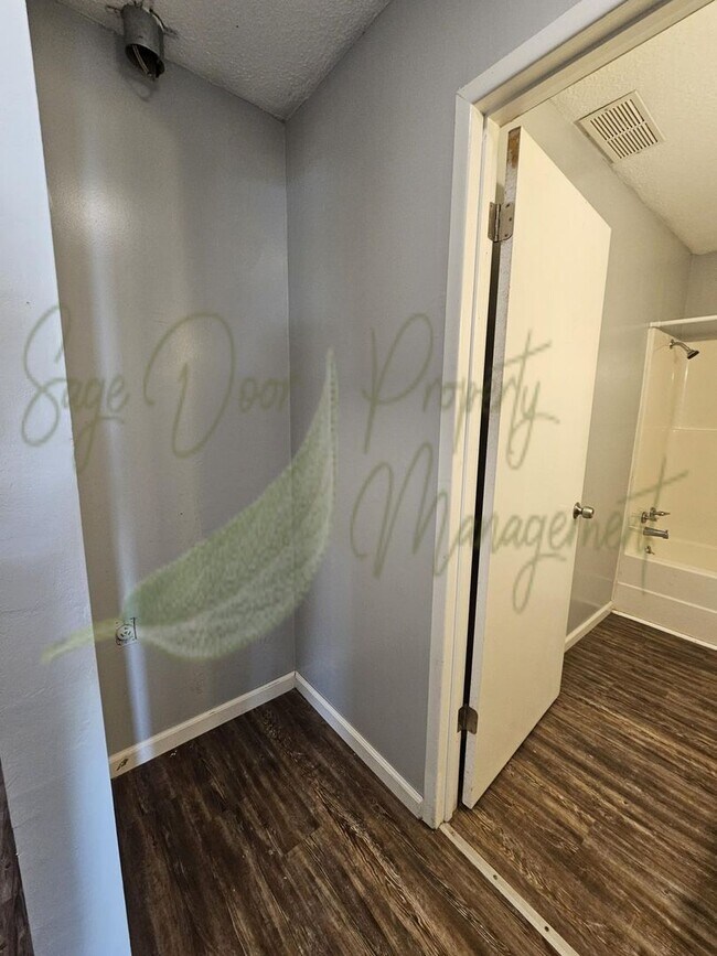 Building Photo - 119 NE State Hwy E