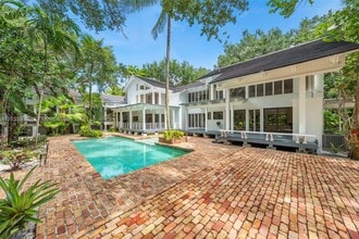 Building Photo - 5600 Oakwood Ln