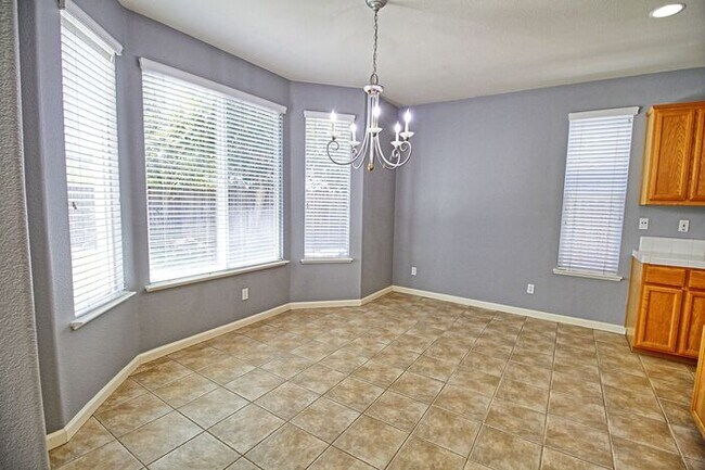 Building Photo - Lovely, Hidden Lake 4 bedroom, 2.5 bathroo...