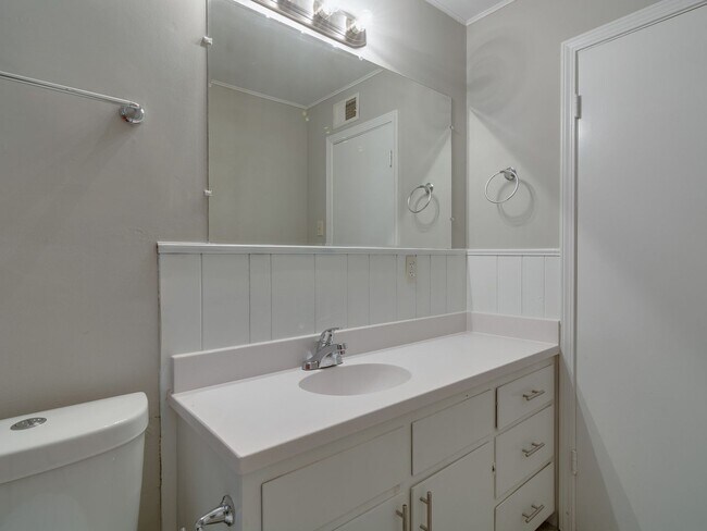Building Photo - Beautiful renovation! 3bd 2 bath home in S...
