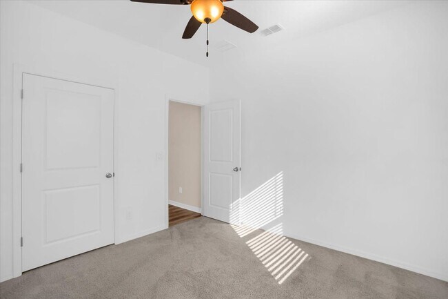 Building Photo - 591 Steerview St