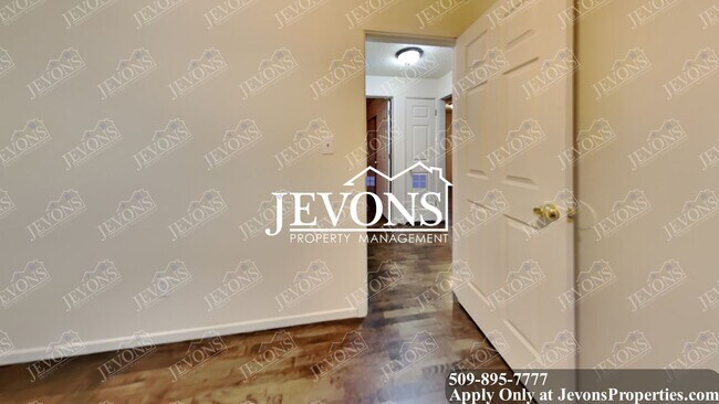 Building Photo - Enjoy the new appliances in this lovely single-family home located in the heart of Tacoma