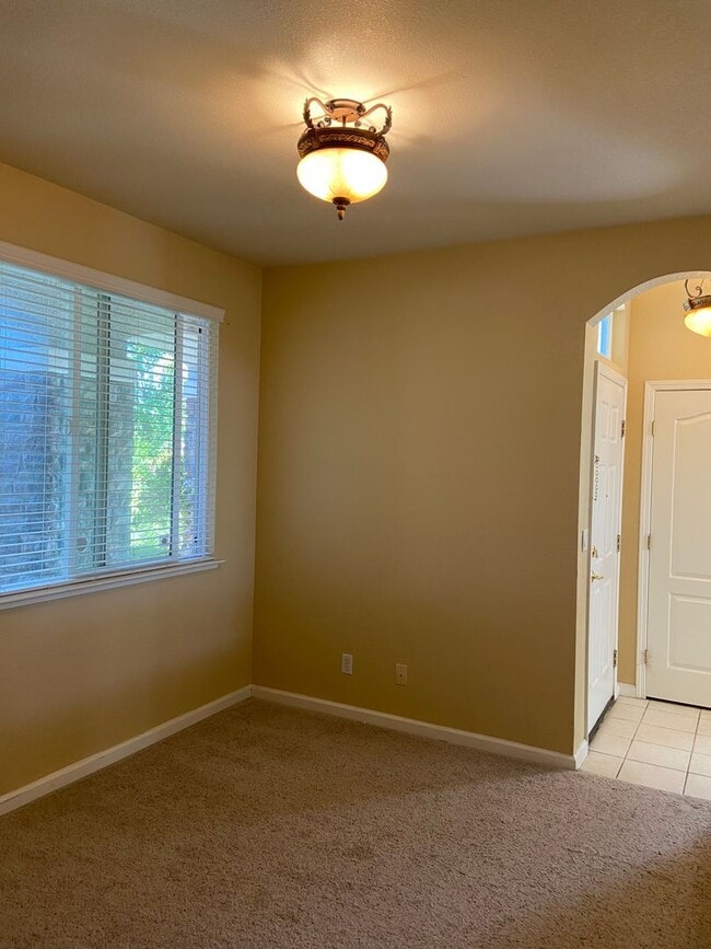 Building Photo - Chelsea Ridge - Broadstone. Walk to park, ...