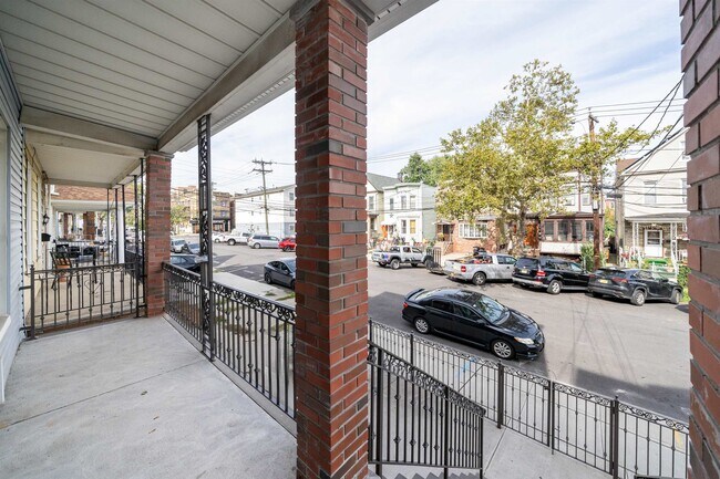 Building Photo - 39 Winfield Ave