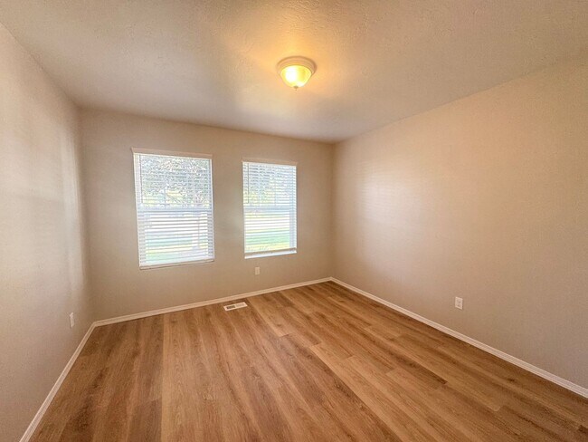 Building Photo - Beautiful Single Level- 3 Bed 2 Bath - Pet...