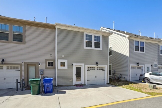 Building Photo - Huntington Pointe