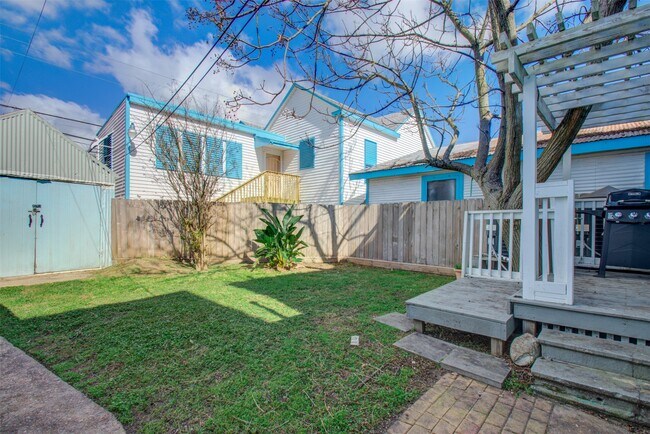 Building Photo - 3304 Avenue Q
