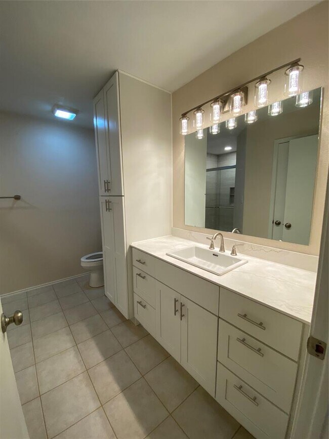 Building Photo - 1202 Thorpe Ln