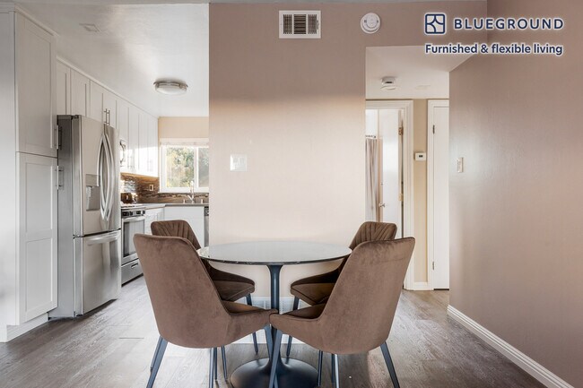 Building Photo - 710 Laurel Ave