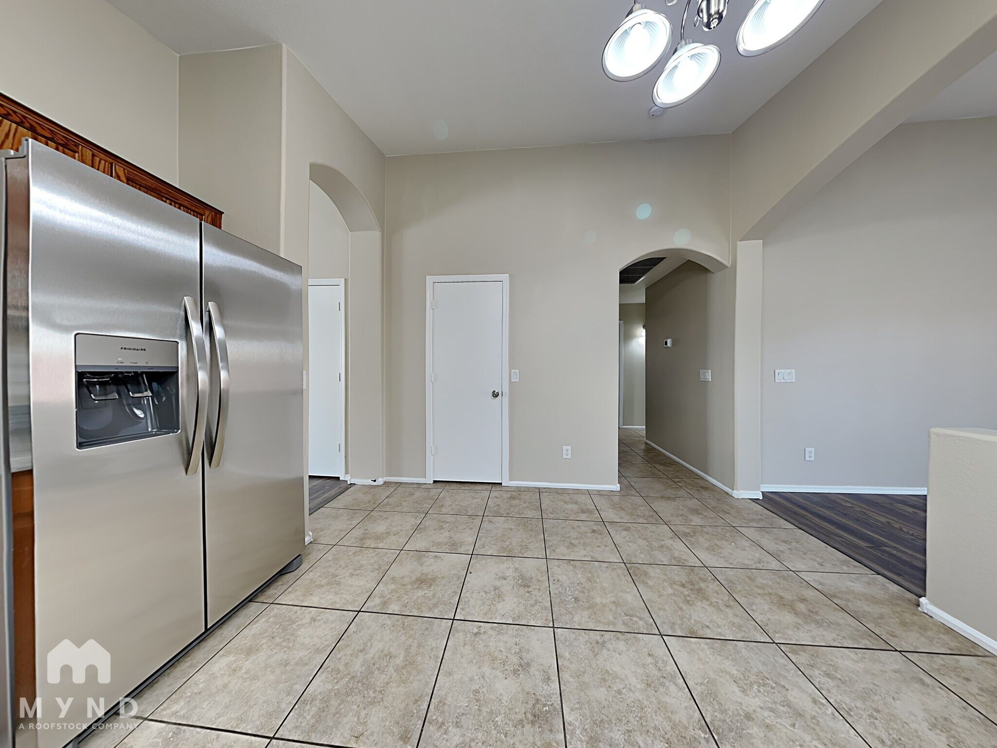 Building Photo - 1034 E Saddle Way