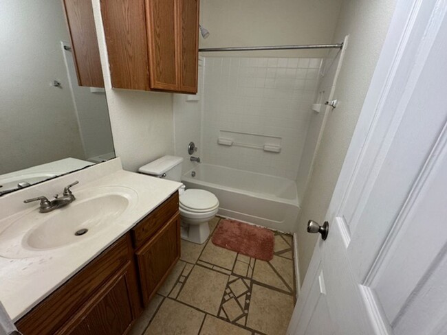Building Photo - Nice 3 bedroom 2 Bath One Story Home