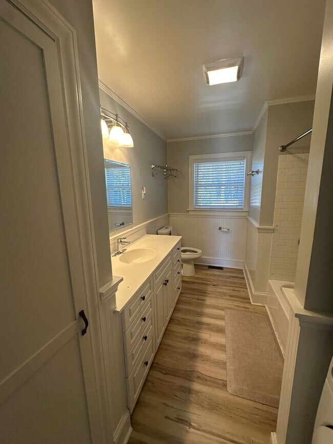 Building Photo - Updated 2 Bedroom, 1 Bath Home Locate Close to Wrightsville Beach