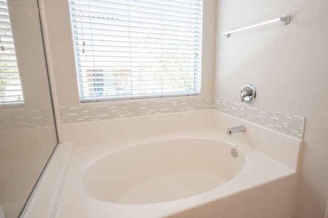 Building Photo - Beautiful 4 Bedroom 2.5 bath Home in the Southwest!