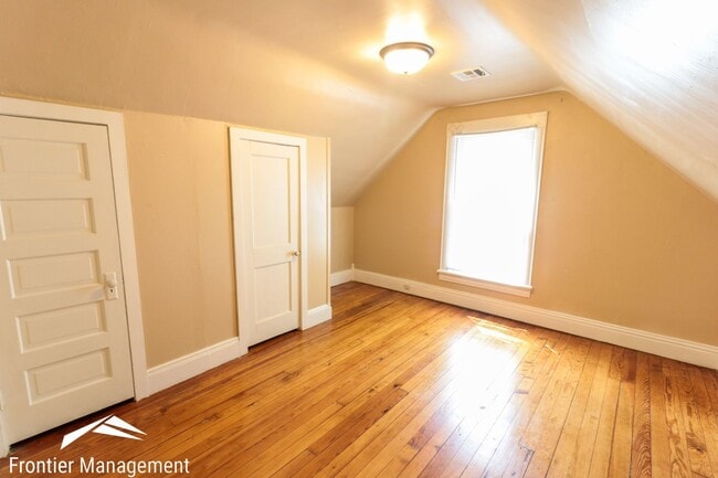 Building Photo - Awesome 6 bedroom home in a great location!