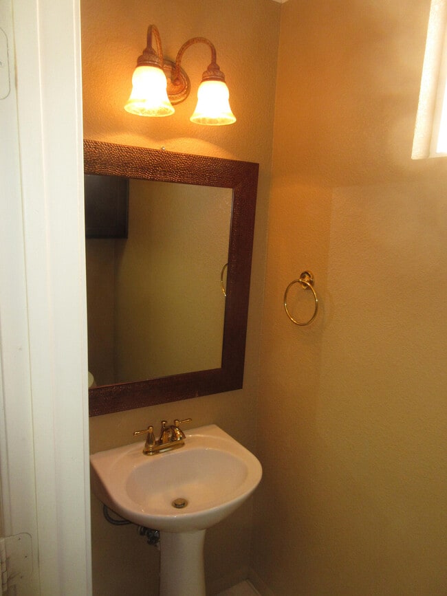 Building Photo - 7320 Desert Eagle Rd NE