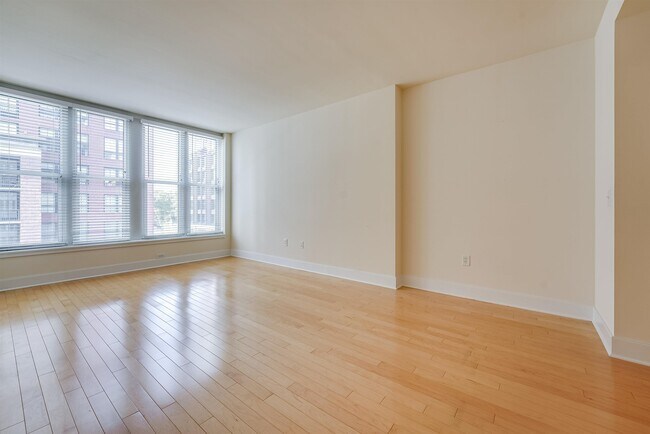 Building Photo - 1125 Maxwell Ln