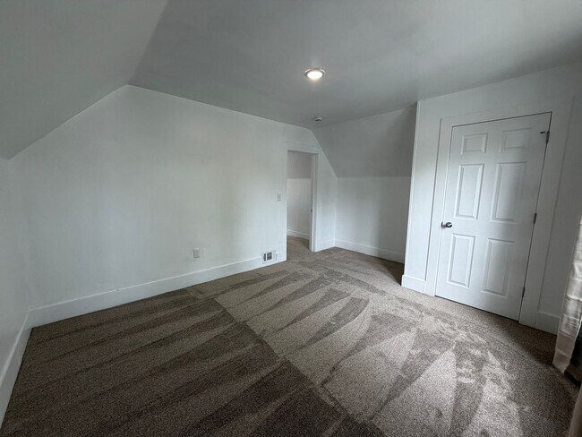 Building Photo - 4 Bedroom updated home in Grand Rapids